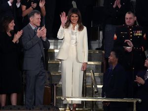 Foto: Melania Trump Pakai Setelan Serba Putih, Ada Pesan Tersembunyi?