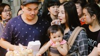 Bapak-Ibu-Anak pada doyan makan, tulis Chelsea pada unggahan foto instagram. Foto ini memperlihatkan bagaimana keluarga ini asyik jajan makanan di sebuah pasar.