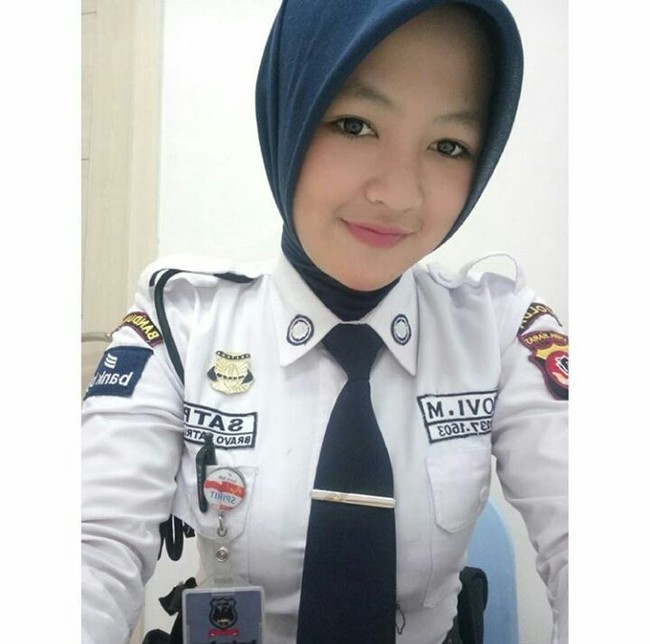 Hijabers cantik yang memiliki nama Sri Novi Maharani ini adalah satpam salah satu bank di Bandung, Jawa Barat. Foto: Instagram