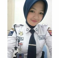 Hijabers cantik yang memiliki nama Sri Novi Maharani ini adalah satpam salah satu bank di Bandung, Jawa Barat. Foto: Instagram