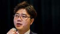 Seong-Ho bepergian ribuan mil dengan kruk ke China dan Asia Tenggara untuk bebas. Sebagian besar keluarganya mengikutinya. Ayahnya ditangkap saat berusaha kabur dan disiksa hingga tewas. Sekarang, dia tinggal di Seoul, di mana dia menyelamatkan para pembelot lainnya, dan menyiarkan ke Korea Utara hal yang paling ditakuti rezim itu -- kebenaran, imbuh Trump.
