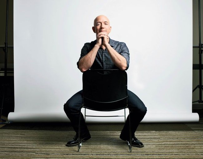 Bos Amazon Jeff Bezos kekayaannya mencapai Rp 1.512 triliun. Tapi sehari-harinya ia lebih suka pakai T-shirt, terkadang polo shirt yang dipadu jeans klasik. Ia juga suka jajanan di food truck yang berjualan di depan kantor pusat Amazon, dan setiap habis makan malam di rumah dia akan mencuci piringnya sendiri. Foto: Istimewa