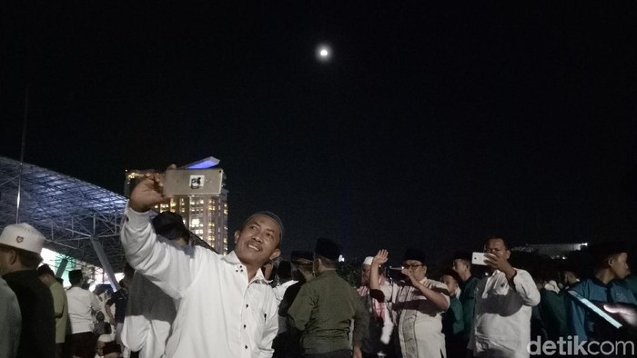 Keseruan Warga Makassar Selfie Berlatar Super Blue Blood Moon