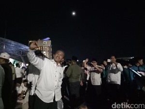 Keseruan Warga Makassar Selfie Berlatar Super Blue Blood Moon