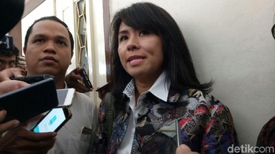 Foto: Adik Wakili Ahok di Sidang Perdana Cerai