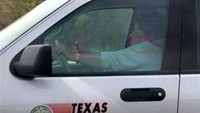 Bukannya memberikan contoh yang baik, oknum aparat ini menggunakan handphone saat mengendarai mobil. (Istimewa/Katigaku).