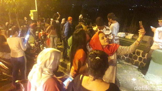 Tonton Super Blue Blood Moon, Warga Bogor Padati Jembatan Cinta