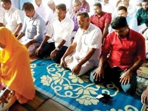 Perempuan Ini Diancam Mati karena Imami Salat Jumat