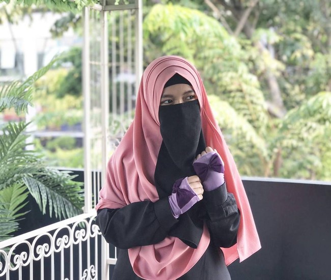 Mulai dikenal banyak orang, Waqif Malik pun mulai menerima endorsement produk aksesoris hijab seperti kaus tangan yang ia pakai. Wafiq Malik ikut menginspirasi anak muda untuk menutup aurat dengan produk-produk hijab yang stylish. Foto: Instagram/WafiqMalik