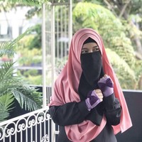 Mulai dikenal banyak orang, Waqif Malik pun mulai menerima endorsement produk aksesoris hijab seperti kaus tangan yang ia pakai. Wafiq Malik ikut menginspirasi anak muda untuk menutup aurat dengan produk-produk hijab yang stylish. Foto: Instagram/WafiqMalik