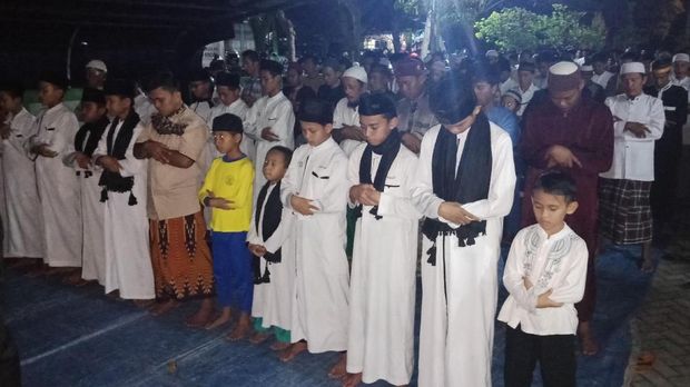 Syahdu, Warga Tarakan Salat Jemaah 'Beratapkan' Gerhana Bulan