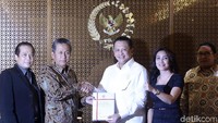Ketua DPR Bambang Soesatyo, bersama tiga Wakil Pimpinan DPR Agus Hermanto, Fadli Zon dan Fahri Hamza serta Pimpinan BPK RI Moermahadi Soerja Djanegara menyerahkan hasil audit BPK ke Pansus Pelindo Rieke Dyah Pitaloka di Kompleks Parlemen, Senayan, Jakarta, Rabu (31/1). 