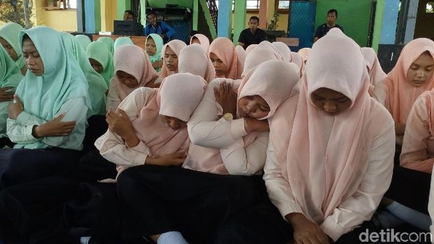 Ratusan pelajar tertidur sambil duduk/