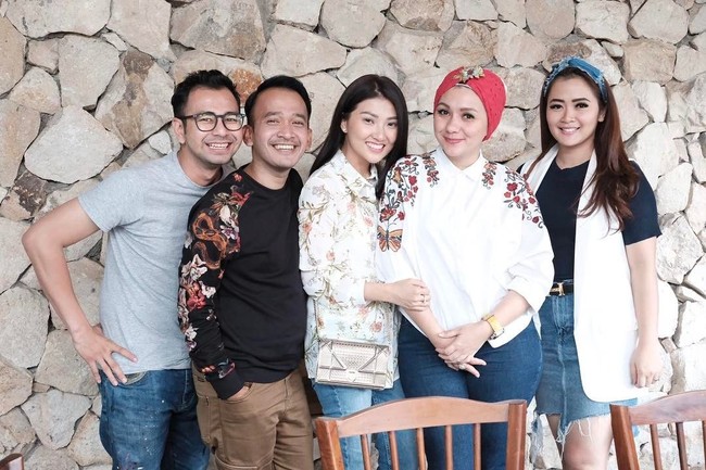 Sarwendah terlihat menenteng tas Christian Dior seri Diorama berwarna metallic gold seharga US$ 3.300 atau sekitar Rp 44 juta saat berpose bersama rekan sesama artis, Raffi Ahmad, Viona dan Vega. Foto: Instagram
