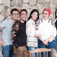 Sarwendah terlihat menenteng tas Christian Dior seri Diorama berwarna metallic gold seharga US$ 3.300 atau sekitar Rp 44 juta saat berpose bersama rekan sesama artis, Raffi Ahmad, Viona dan Vega. Foto: Instagram