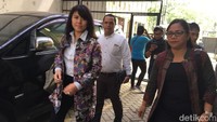 Nanti mungkin kita baru akan memberikan keterangan lebih panjang setelah sidang, kata Fifi saat tiba.  