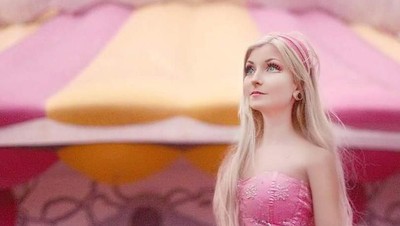 Gadis Brasil Mirip Barbie yang Senang Wisata Alam