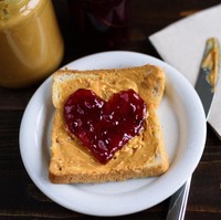 Selai kacang dan jelly paling nikmat sebagai olesan roti untuk sarapan. Tapi teksturnya yang lengket juga bisa merusak gigi. Setelah sarapan roti oles selai, sebaiknya gosok gigi sebelum lanjut beraktivitas. Foto: Thinkstock