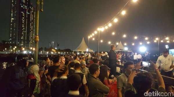 Foto: Antusiasme Wisatawan di Ancol Lihat Super Blue Blood Moon