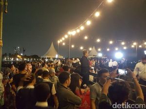 Foto: Antusiasme Wisatawan di Ancol Lihat Super Blue Blood Moon
