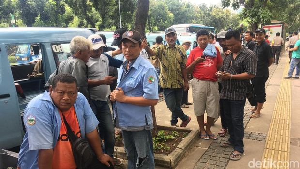  Sopir angkot di depan Balai Kota, Jl Medan Merdeka Selatan, Jakpus, Rabu (31/1/2018)