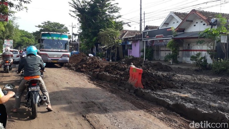 Awas, Ada Penanaman Pipa Proyek Umbulan di Jalur Malang-Pasuruan Awas, Ada Penanaman Pipa Proyek Umbulan di Jalur Malang-Pasuruan
