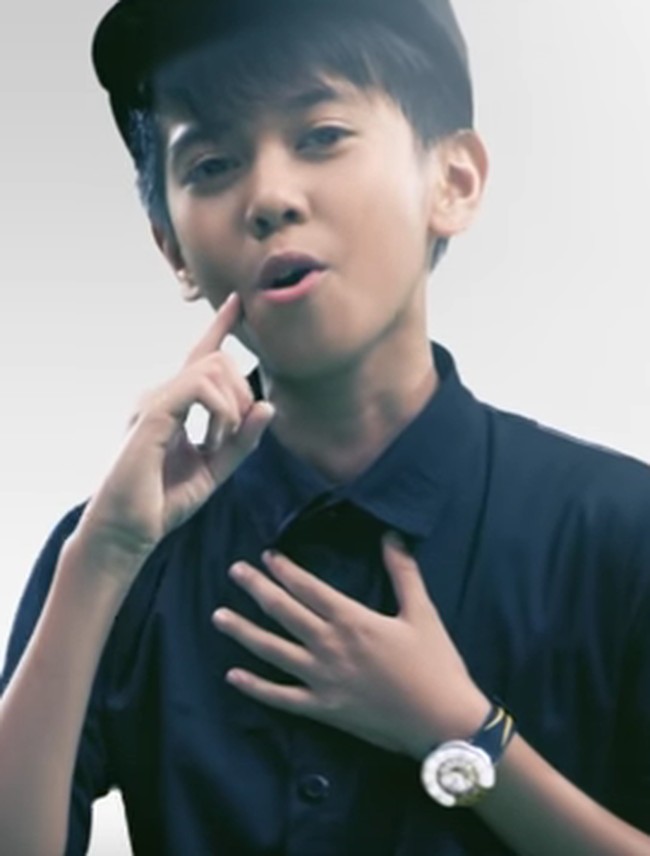 Coboy Junior sebelum berubah nama menjadi CJR sukses dengan lagu Kamu dan Eeeaaa. Inilah gaya Iqbaal dalam video klip Kamu. Imut-imut, ya?  Foto: dok. Youtube