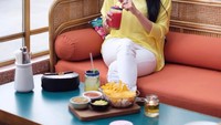 Ngemil cantik, Ririn terlihat sedang menikmati jus dan nachos dengan paduan beberapa jenis saus cocolan. Foto: Instagram @ririnekawati