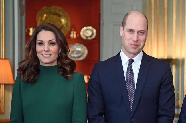 Walau sudah punya dua orang anak, Kate Middleton tidak melupakan suaminya. Beberapa kali The Duchess terlihat menghabiskan waktu romantis dengan Pangeran William, mulai dari nonton pertandingan bola hingga main ke bar lokal. (Foto: Chris Jackson/Getty Images)