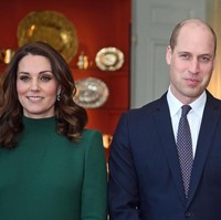 Walau sudah punya dua orang anak, Kate Middleton tidak melupakan suaminya. Beberapa kali The Duchess terlihat menghabiskan waktu romantis dengan Pangeran William, mulai dari nonton pertandingan bola hingga main ke bar lokal. (Foto: Chris Jackson/Getty Images)