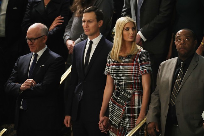  Selain Melania, tampak pula Ivanka Trump turut menyaksikan langsung pidato sang ayah. Dress bermotif tartan jadi andalannya di momen bersejarah tersebut. Foto: Getty Images