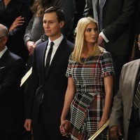  Selain Melania, tampak pula Ivanka Trump turut menyaksikan langsung pidato sang ayah. Dress bermotif tartan jadi andalannya di momen bersejarah tersebut. Foto: Getty Images