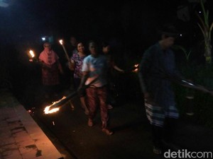 Warga Purworejo Keliling Kampung Tabuh Kentongan Saat Gerhana Bulan