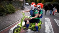 Perayaan juga diramaikan oleh orang-orang yang mengenakan kostum dengan aneka topeng yang menyeramkan. (Vincent West/Reuters)