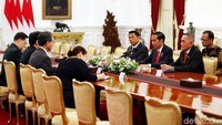 Presiden Joko Widodo didampingi Menteri Pertahanan RI Ryamizard Ryacudu, menerima kunjungan kehormatan Menteri Pertahanan Korea Selatan Y.M. Song Young-Moo, di Istana Merdeka, Jakarta, Rabu (31/1/2018).