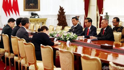 Presiden Jokowi Bertemu Menhan Korsel di Istana