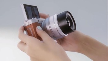 Ketika panel tersebut dirotasi, Rear Command Dial secara otomatis berganti dengan Zoom dan fungsi Shutter Relase untuk memotret selfie. Foto: Fujifilm