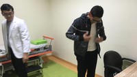 Sandiaga memakai jaket hitamnya usai melakukan pemeriksaan. 
