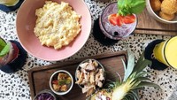 A nice place such a good combination with a delicious foods, tulis Ririn saat sedang mampir ke restoran Cabina Bali. Foto: Instagram @ririnekawati