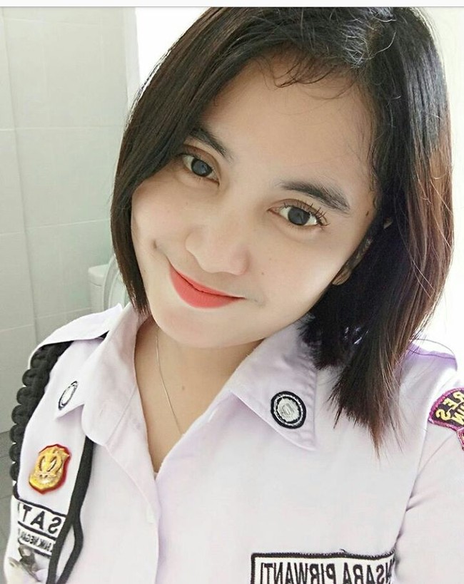 Winsara Pirwanti yang merupakan satpam Bank BNI di Jambi ini juga memiliki wajah cantik dengan rambut gaya bob pendek. Foto: Instagram
