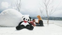Di Spot Salju, pengunjung bisa berfoto di iglo (rumah es) dan lantai berwarna putih. Jika ingin terlihat sedang di kutub, pengunjung bisa menyewa properti berupa jaket dan topi (Angling Adhitya Purbaya/detikTravel)