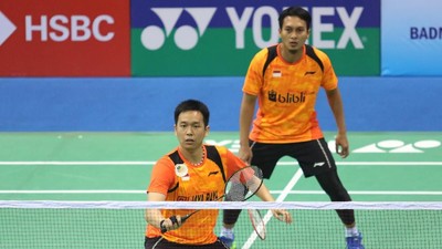 Sepatu Kembar dan Jersey Berbeda di Debut Hendra/Ahsan