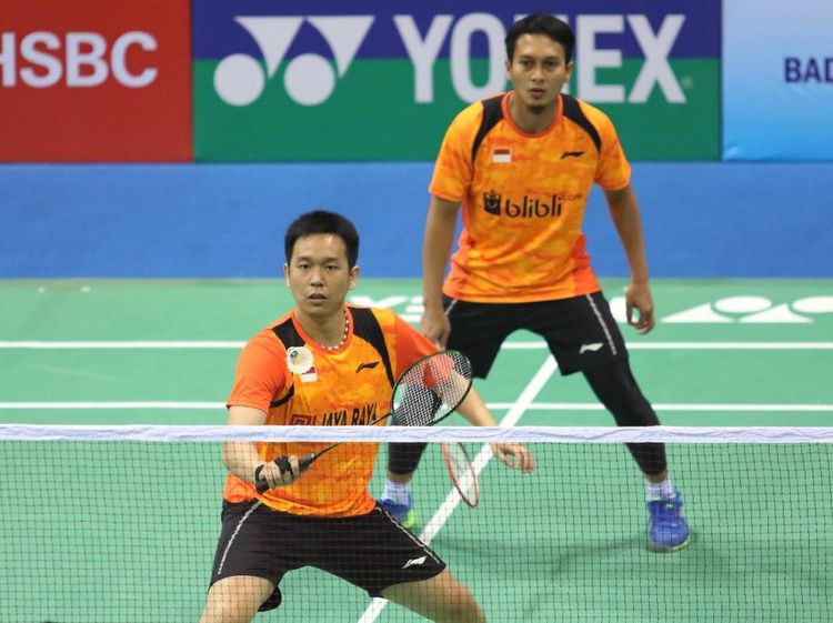 Sepatu Kembar dan Jersey Berbeda di Debut Hendra/Ahsan
