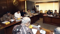 Pimpinan BPK memberikan hasil Pemeriksaan Investigatif BPK atas Perpanjangan Kerjasama Oprasi Terminal Peti Kemas Koja dan Pembiayaan Pembangunan Terminal Kalibaru Tahap I.