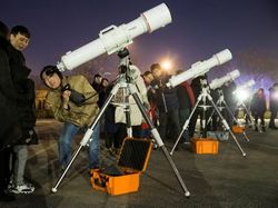 Potret Penantian Super Blue Blood Moon di Berbagai Negara