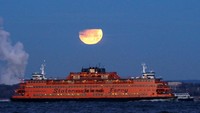 Super blue blood moon menjadi latar kapal feri di New York (Foto: REUTERS/Eduardo Munoz)