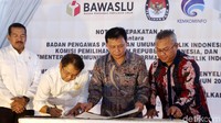 Penandatanganan dihadiri oleh Ketua Bawaslu Abhan beserta anggota Bawaslu, Mochammad Afifuddin dan Fritz Edward Siregar. Penekenan MoU juga dihadiri oleh Menteri Komunikasi dan Informatika Rudiantara dan Ketua KPU Arief Budiman serta Komisioner KPU Ilham Saputra, Pramono Ubaid Tanthowi dan Wahyu Setiawan.