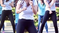 Gaya Victorine saat sedang olahraga senam Zumba bersama. (Foto: Instagram/victorinelengkong) 