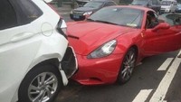 Singkat cerita, pengemudi Honda ini mendadak takluk setelah mendengar wanita ini siap untuk bertanggung jawab dan ganti rugi. Ia juga meminta nomor kontak wanita Ferrari tersebut. Foto: Pool (Bastillepost)