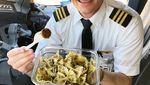 Keren Banget! Ini 10 Pose Pilot Vegetarian Makan di Kokpit Pesawat